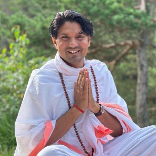 Homme souriant en méditation dans la nature.