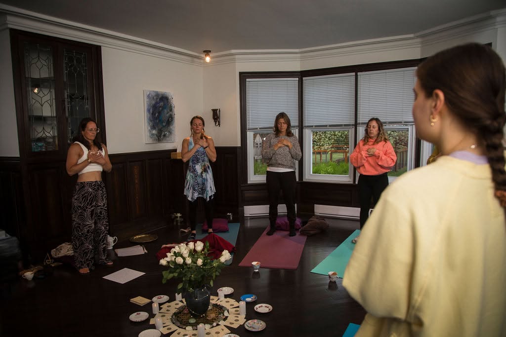 Groupe de femmes en séance de méditation intérieure