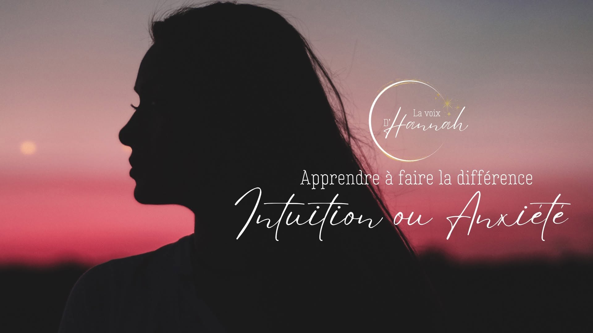 Silhouette de femme au coucher du soleil rose