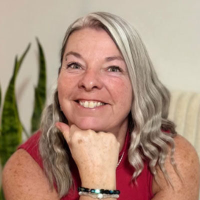 Femme souriante avec des cheveux ondulés clairs