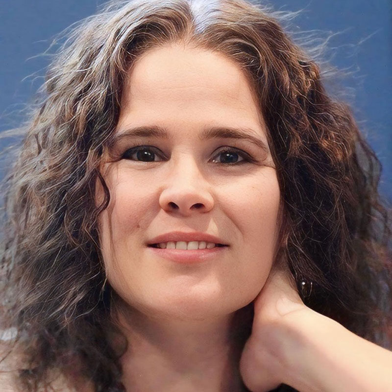 Femme souriante avec des cheveux bouclés