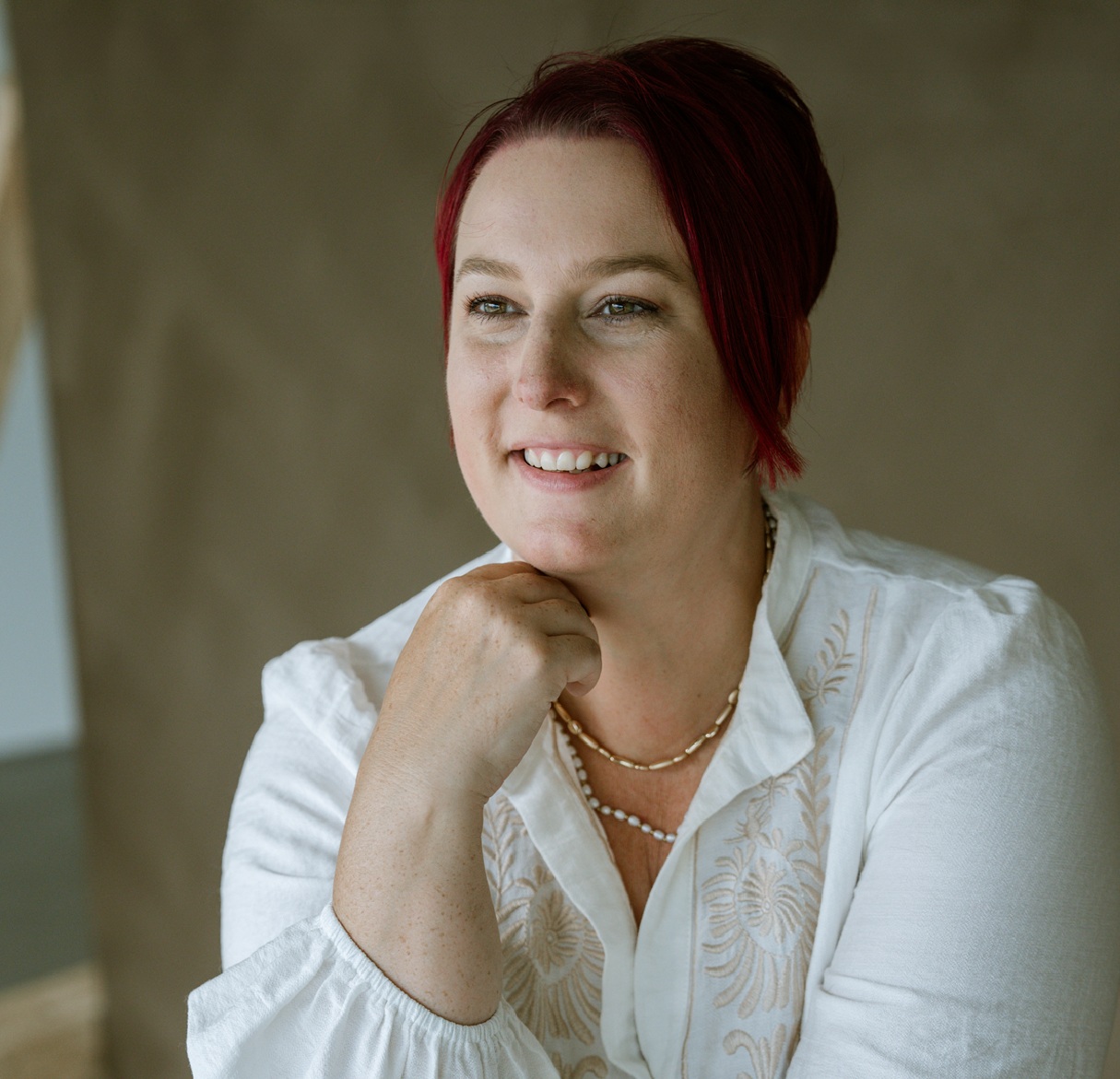 Portrait souriant d’une femme aux cheveux rouges