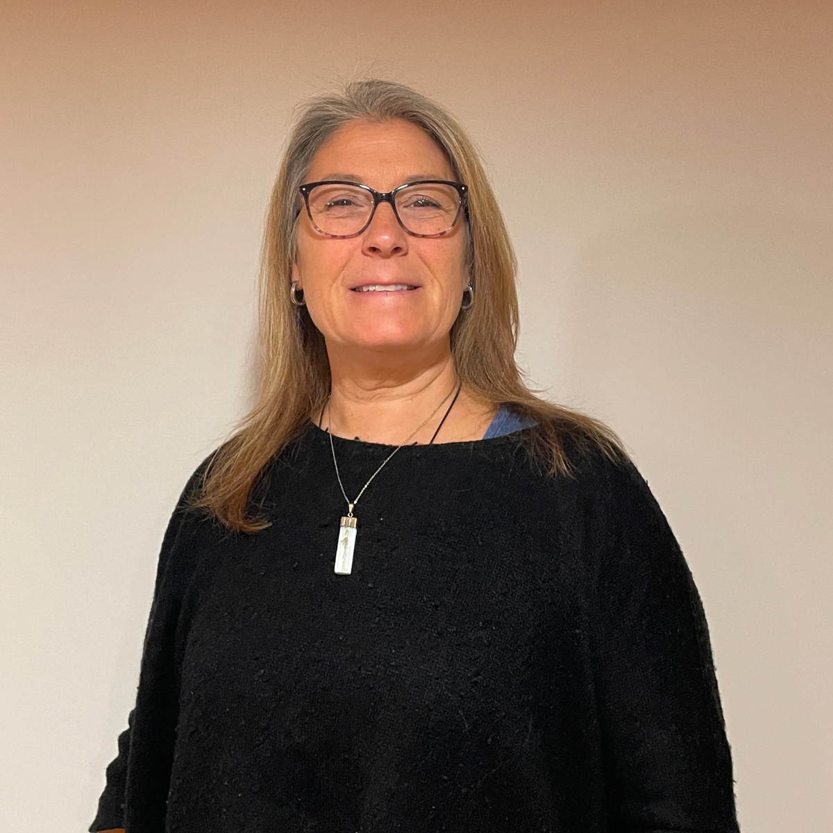 Portrait d’une femme souriante portant des lunettes
