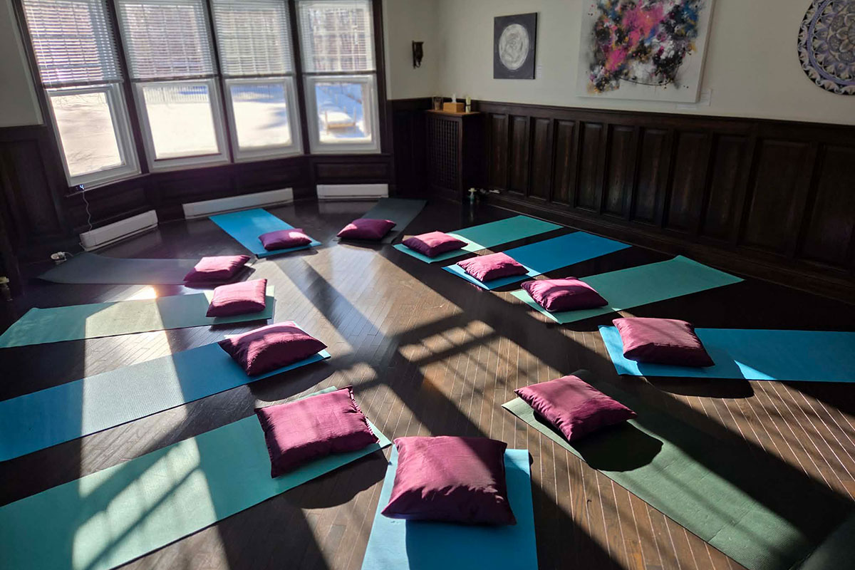 Salle avec tapis et coussins pour méditation