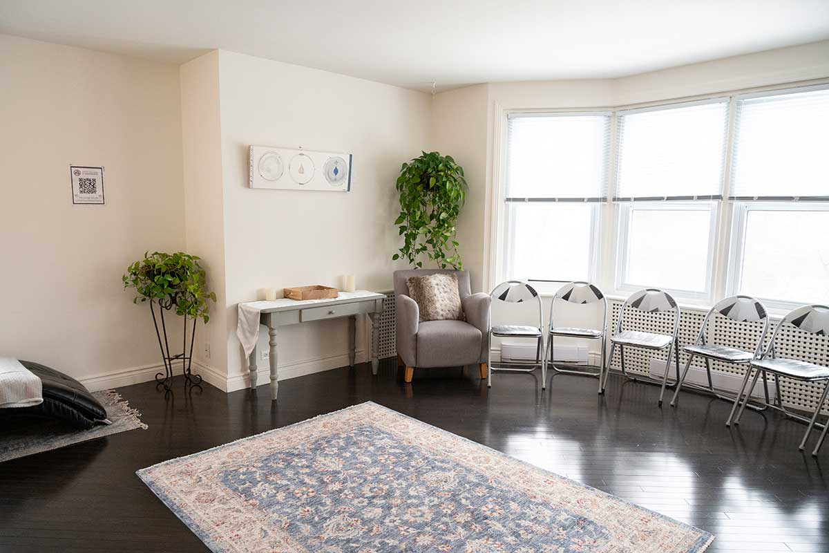 Intérieur d'une pièce calme avec des sièges.