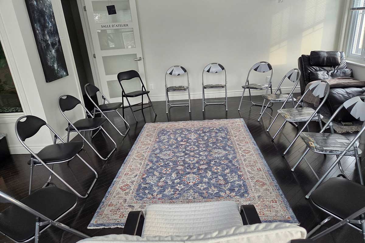 Chaises disposées en cercle dans une salle.