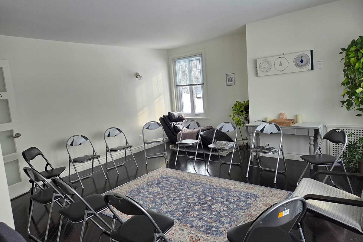 Salle avec des chaises disposées en cercle.
