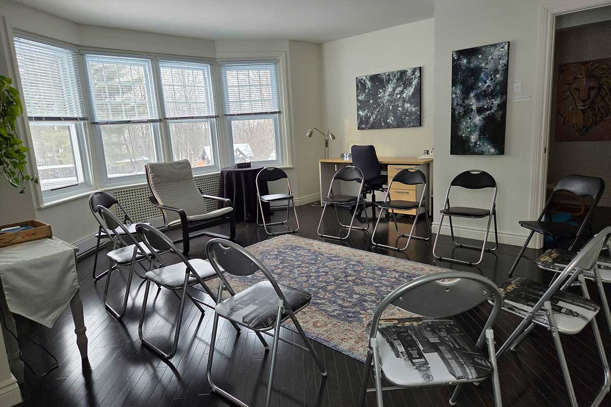 Salle avec chaises et décoration moderne.