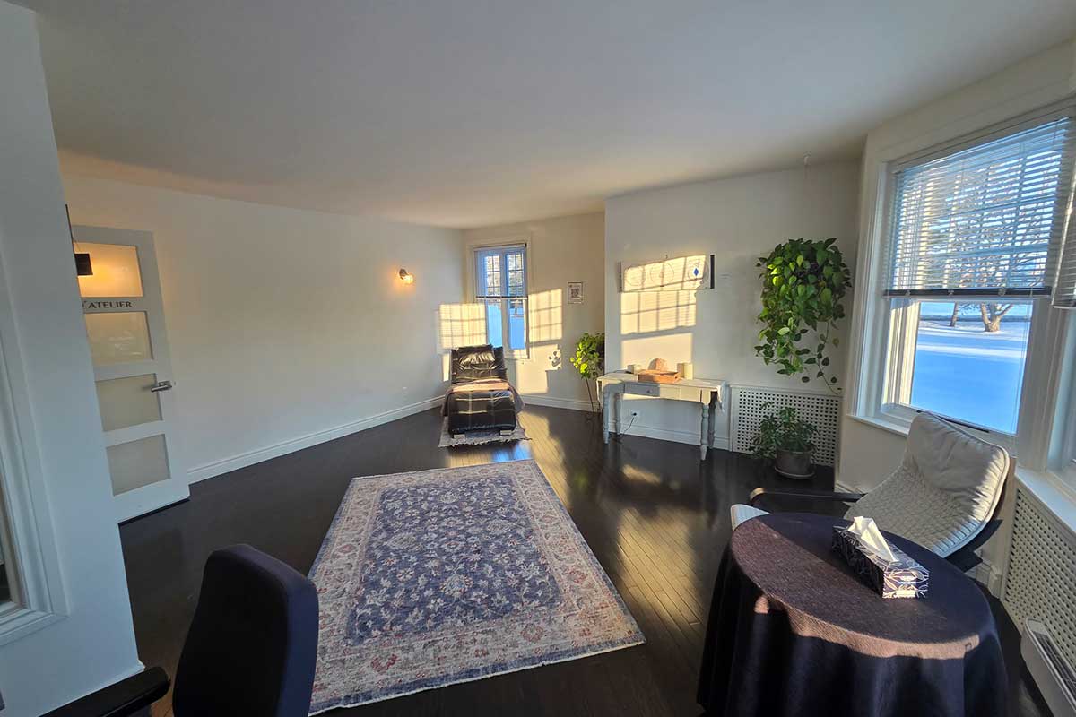 Intérieur lumineux d'un salon avec mobilier moderne.