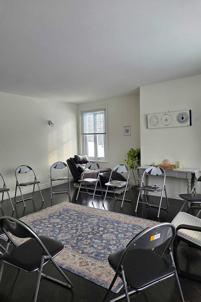 Salle de réunion avec chaises et tapis.