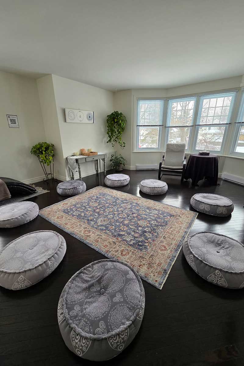 Salle zen avec coussins et tapis coloré