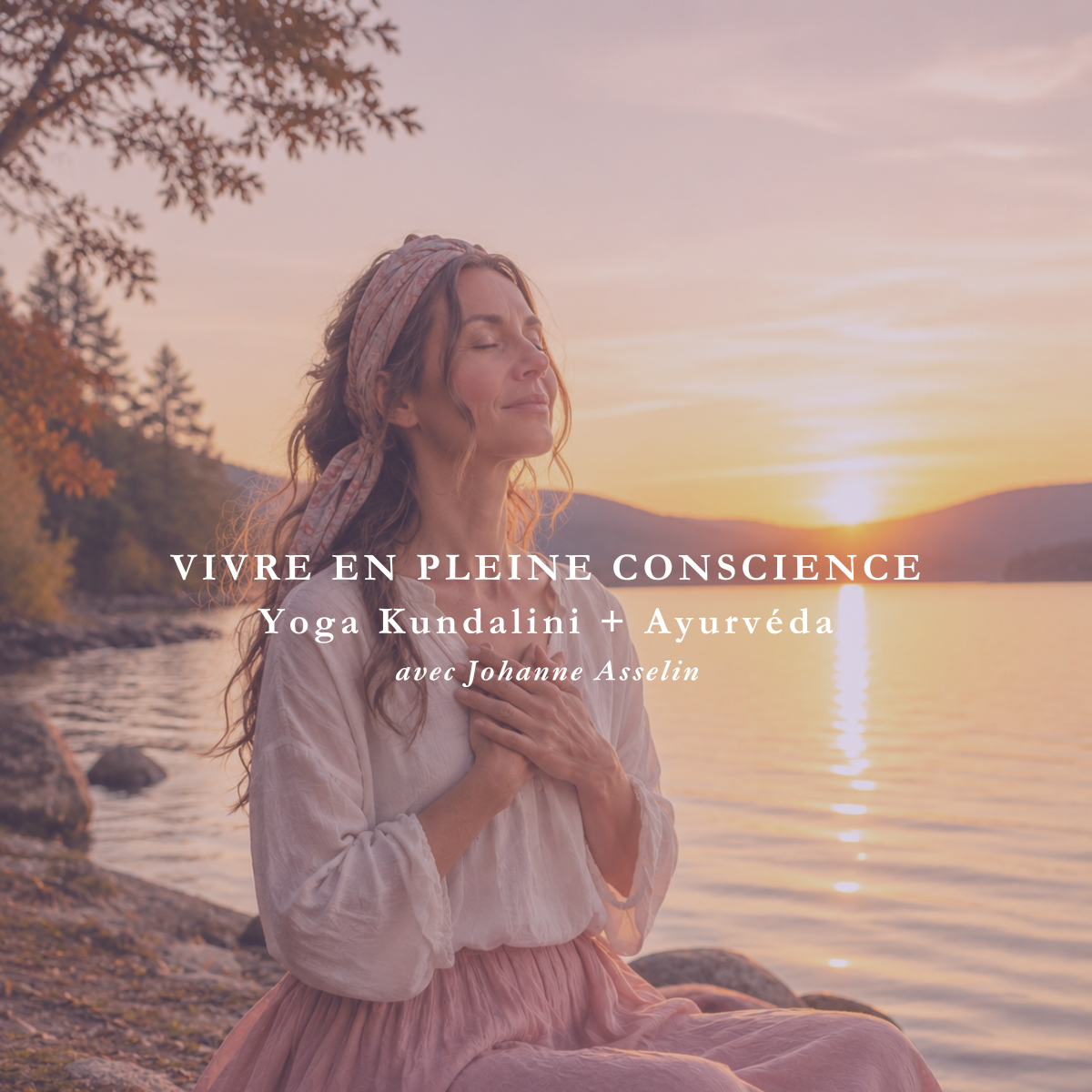 Femme méditant au bord d’un lac au coucher du soleil